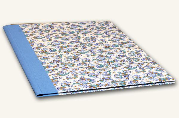 Bedruckte, blaue Mappe mit Vögeln und Blumen von Papeterie Schreibweise